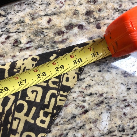 Burton triangle-shaped scarf - Picture 7 of 8